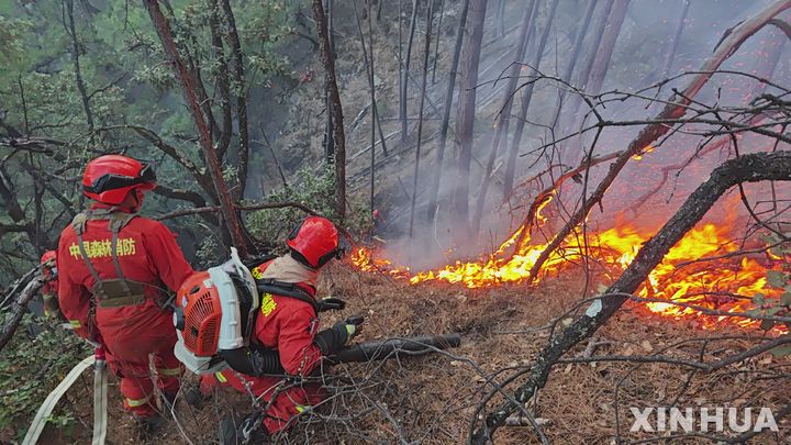 [야장현=신화/뉴시스] 중국 남부 윈난성과 쓰촨성 등에서 지난 15일부터 산불이 잇따라 발생해 진화에 나섰던 소방 인력 3명이 숨지고 수천명이 대피하는 등 피해가 속출했다. 사진은 17일 쓰촨성 간쯔티베트자치주 야장현에서 소방대원이 산불을 진화하는 모습. 2024.03.18 