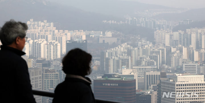 [서울=뉴시스] 조성우 기자 = 한국부동산원이 공개한 공동주택 실거래가지수에 따르면 지난 1월 서울 아파트 실거래가 지수는 0.45%올라 지난해 9월(0.94%) 이후 처음으로 지수가 상승했다. 사진은 17일 서울 남산에서 바라본 아파트 단지 모습. 2024.03.17. xconfind@newsis.com