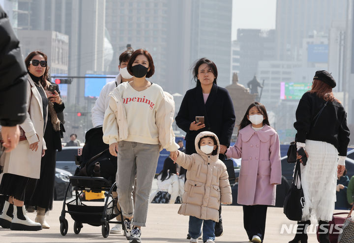 [서울=뉴시스] 김명원 기자 = 봄철만 되면 찾아오는 불청객 중국발(發) '황사'가 이번 봄에도 어김없이 찾아오면서, 시민들이 불편을 호소하고 있다. 사진은 황사가 심했던 지난 17일 서울 종로구 경복궁 월대에서 관광객들이 마스크를 쓰고 돌아다니는 모습. 2024.03.17. kmx1105@newsis.com