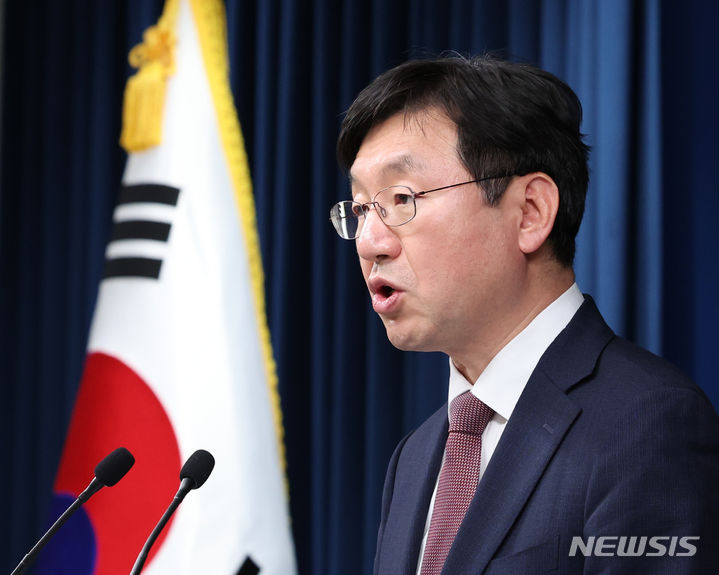 [서울=뉴시스] 조수정 기자 = 성태윤 대통령실 정책실장이 17일 서울 용산 대통령실 청사에서 민생토론회 관련 브리핑 하고 있다. 2024.03.17.chocrystal@newsis.com