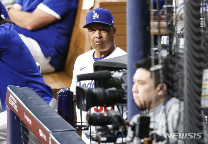[서울=뉴시스] 정병혁 기자 = 17일 서울 고척스카이돔에서 미국프로야구(MLB) 공식 개막시리즈를 앞두고 열린 로스앤젤레스(LA) 다저스 대 키움 히어로즈 연습 경기, LA다저스 데이브 로버츠 감독이 경기를 지켜보고 있다. 2024.03.17. jhope@newsis.com