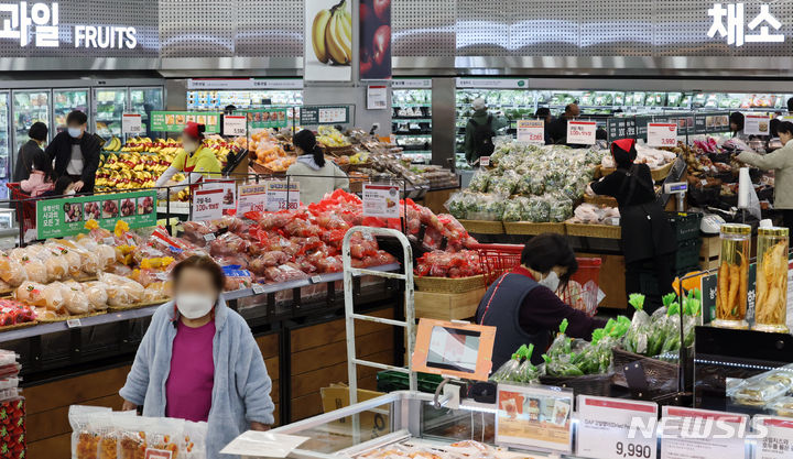 [서울=뉴시스] 조성우 기자 = 서울 시내 한 대형마트에서 고객들이 장을 보고 있다. 2024.03.17. xconfind@newsis.com