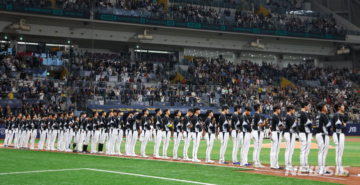 [서울=뉴시스] 정병혁 기자 = 17일 서울 고척스카이돔에서 미국프로야구(MLB) 공식 개막시리즈를 앞두고 열린 팀 코리아 대 샌디에이고 파드리스 연습경기, 팀 코리아가 애국가를 제창하고 있다. 2024.03.17. jhope@newsis.com