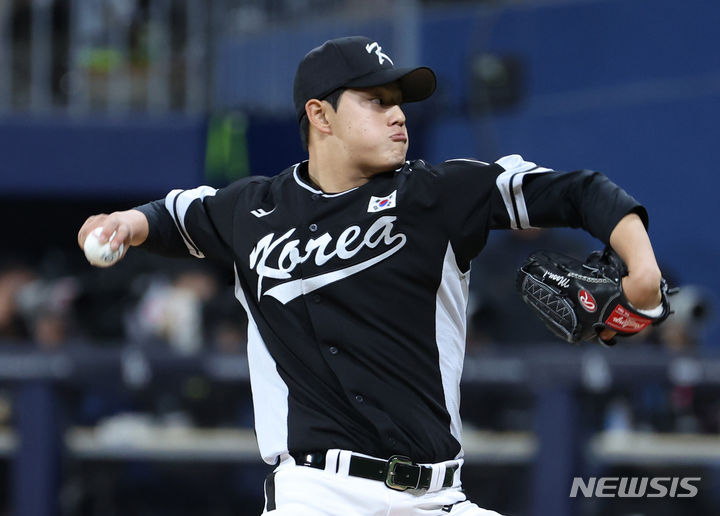 [서울=뉴시스] 정병혁 기자 = 17일 서울 고척스카이돔에서 미국프로야구(MLB) 공식 개막시리즈를 앞두고 열린 팀 코리아 대 샌디에이고 파드리스 연습경기, 팀 코리아 선발투수 문동주가 역투하고 있다. (공동취재) 2024.03.17. photo@newsis.com