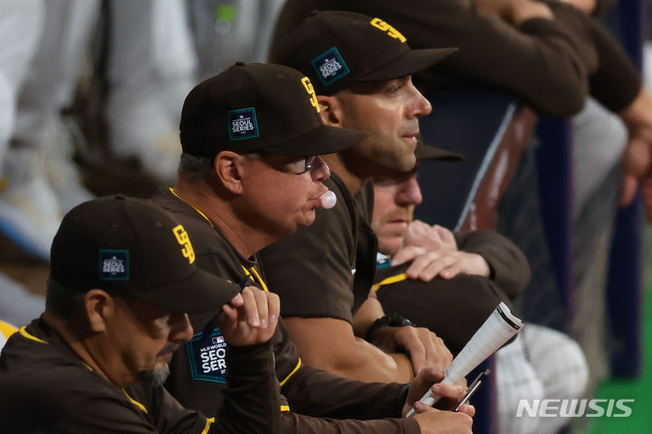 [서울=뉴시스] 정병혁 기자 = 17일 서울 고척스카이돔에서 미국프로야구(MLB) 공식 개막시리즈를 앞두고 열린 팀 코리아 대 샌디에이고 파드리스 연습경기, 샌디에이고 파드리스 마이크 실트(가운데) 감독이 경기를 지켜보고 있다. (공동취재) 2024.03.17. photo@newsis.com