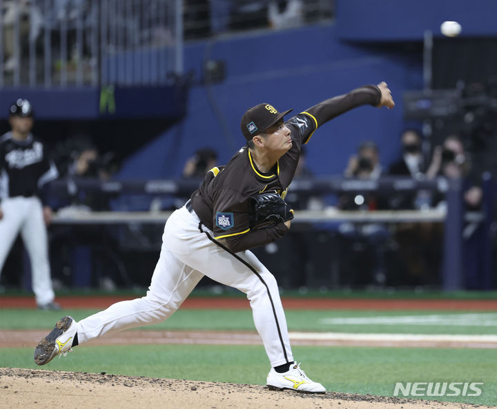 [서울=뉴시스] 정병혁 기자 = 17일 오후 서울 고척스카이돔에서 미국프로야구(MLB) 공식 개막시리즈를 앞두고 열린 팀코리아 대 샌디에이고 파드리스 연습 경기. 5회초 샌디에이고 파드리스 투수 마쓰이 유키가 역투하고 있다.(공동취재) 2024.03.17. photo@newsis.com