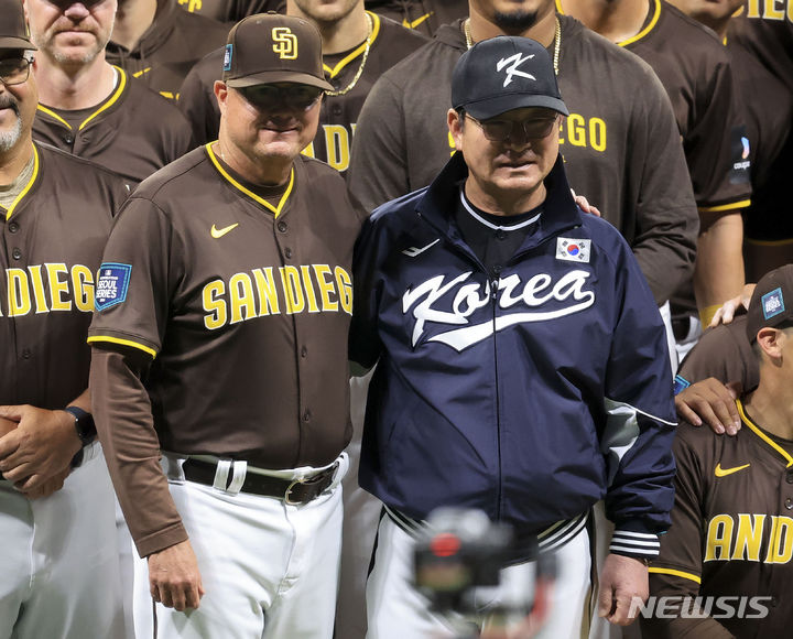 [서울=뉴시스] 정병혁 기자 = 17일 서울 고척스카이돔에서 열린 팀코리아와 샌디에이고(SD) 파드리스의 미국프로야구(MLB) 서울시리즈 연습경기가 마친 뒤 마이크 실트 샌디에이고 파드리스 감독과 류중일 팀 코리아 감독이 기념 촬영을 하고 있다.(공동취재) 2024.03.17. photo@newsis.com
