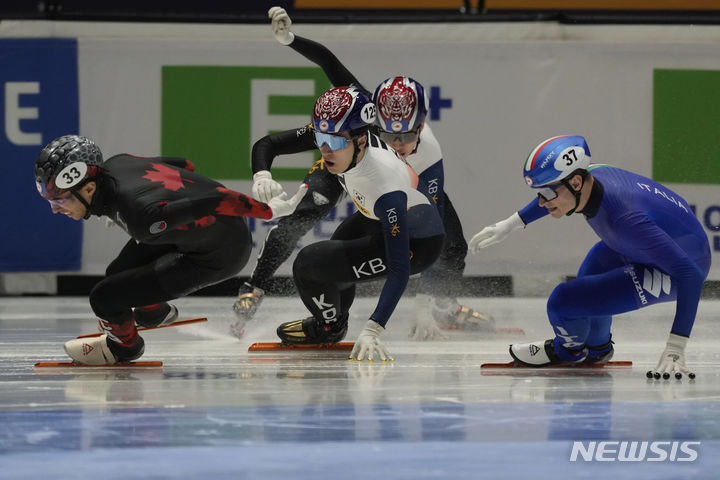 [로테르담=AP/뉴시스] 박지원(왼쪽 세번째)이 17일(현지시각) 네덜란드 로테르담 아호이 아레나에서 열린 2024 국제빙상경기연맹(ISU) 세계 쇼트트랙 선수권대회 남자 1000m 결승 경기 중 황대헌(왼쪽 두번째)의 반칙으로 중심을 잃고 있다. 박지원은 이후 넘어지며 경기를 이어가지 못했다. 박지원은 전날 1500m 결승에서도 황대헌과 충돌해 넘어지며 메달을 따내지 못했다. 2024.03.18.