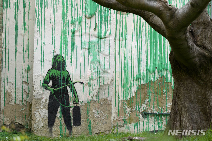 [런던=AP/뉴시스] '얼굴 없는 화가'로 알려진 영국 유명 그라피티 작가 뱅크시가 18일(현지시각) 영국 런던 북부 핀스버러 공원 인근의 한 건물 외벽에 그린 작품이 보이고 있다. 2024.03.19.