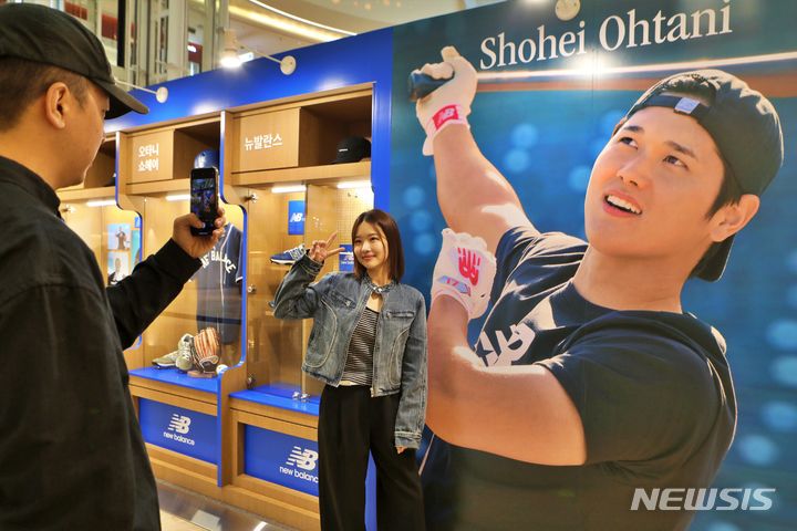 [서울=뉴시스]롯데백화점이 오는 21일까지 잠실 롯데월드몰 1층 아트리움 광장에서 '김하성, 오타니×뉴발란스' 팝업행사를 진행한다고 18일 밝혔다.2024.03.18.(사진=롯데백화점 제공)photo@newsis.com