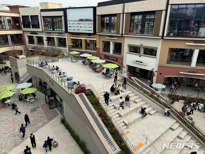 [서울=뉴시스]신세계사이먼 파주 프리미엄 아울렛이 오는 22일부터 31일까지 오픈 13주년 기념행사를 개최한다고 18일 밝혔다.2024.03.18.(사진=신세계사이먼 제공)photo@newsis.com