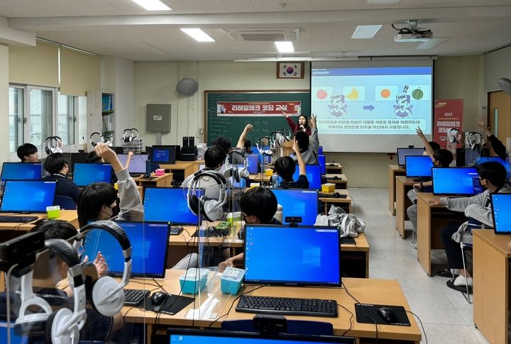 신세계아이앤씨가 미래 디지털 전문가 육성을 위한 리테일테크 기반 청소년 SW 무상 교육을 진행한다. (사진=신세계아이앤씨 제공) *재판매 및 DB 금지