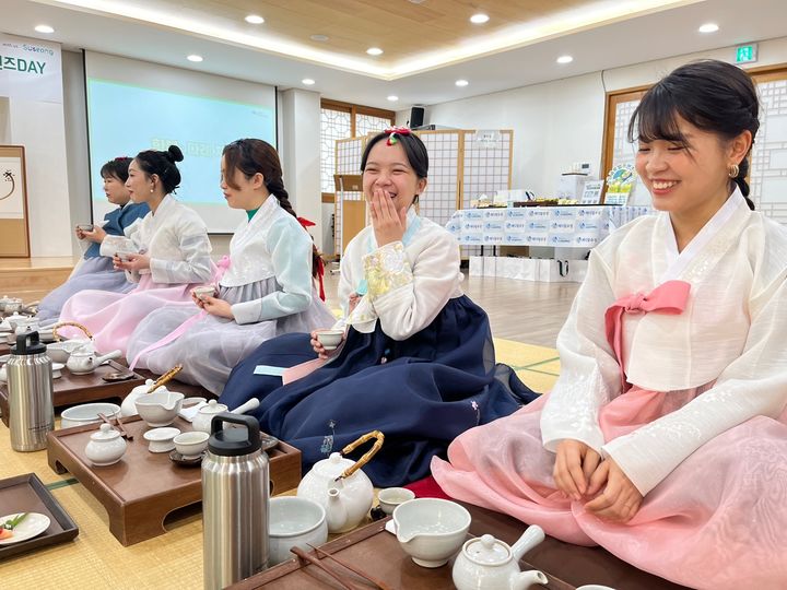 [대구=뉴시스] 수성 글로벌프렌즈들이 한복 차림으로다례를 체험하고 있다. 대구 수성문화재단 제공 *재판매 및 DB 금지