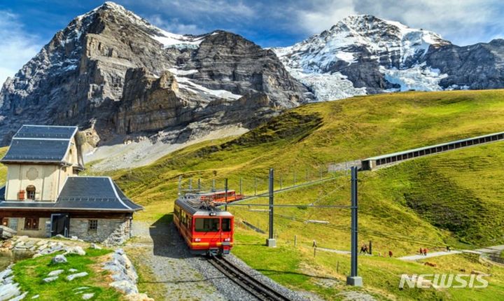 [서울=뉴시스] 스위스 인터라켄 융프라우. (사진=모두투어 제공)
