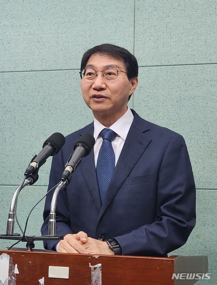 [전주=뉴시스] 김민수 기자= 더줄어민주당 김성주 의원이 18일 전북특별자치도의회 브리핑룸에서 경선 결과에 대한 소회를 밝히고 있다. 2024.03.18 leo@newsis.com *재판매 및 DB 금지