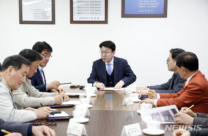 [전주=뉴시스]윤난슬 기자 = 우범기 전주시장은 18일 전주시장실에서 심성욱 전주시 상인연합회 회장을 비롯한 전주 지역 전통시장·상점가 상인회장단과 전통시장 활성화를 위한 소통 및 상생 간담회를 했다.2024.03.18.(사진=전주시 제공) 