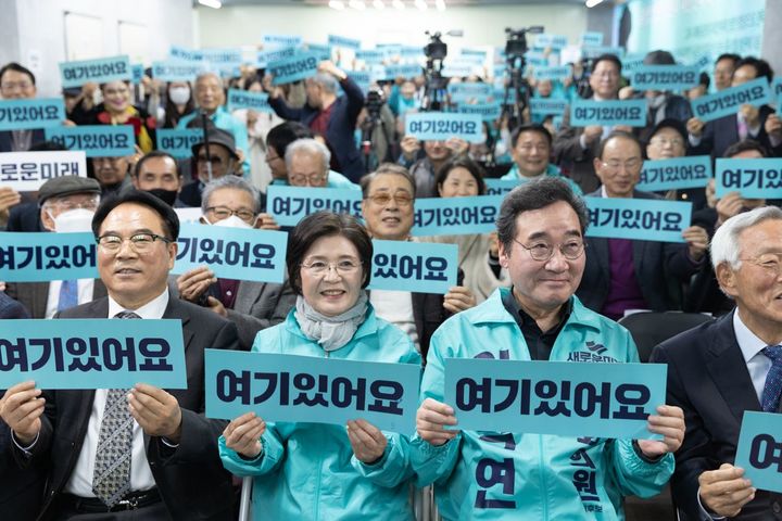 [광주=뉴시스] 이낙연 새로운미래 대표가 16일 열린 광주 광산구 수완동 선거사무소 개소식에서 지지자들에게 인사를 하고 있다. (사진 =새로운미래 제공) 2024.03.16. photo@newsis.com *재판매 및 DB 금지