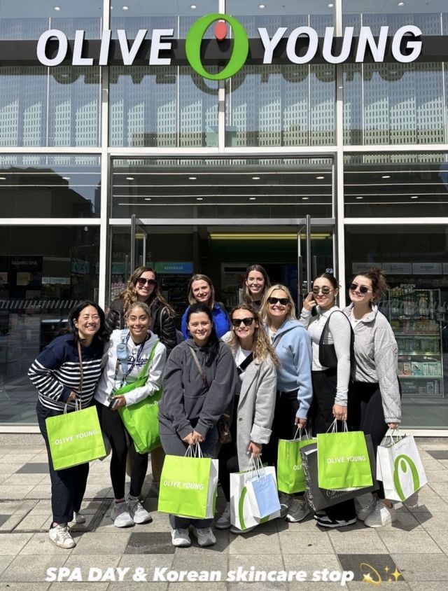 [서울=뉴시스] LA다저스 선수단의 아내 10명이 서울 강남구 올리브영 언주역점을 찾아 화장품을 쇼핑했다.(사진=인스타그램 캡처) *재판매 및 DB 금지