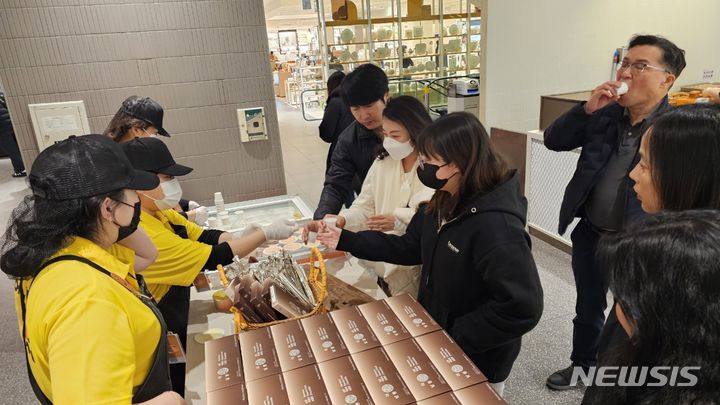 [전주=뉴시스]윤난슬 기자 = 전북 전주대학교 K-Food 산업연구소는 남원시·롯데백화점 전주점과 함께한 '남원 건강 먹거리 농특산품 팝업 행사'를 성황리에 마쳤다고 18일 밝혔다.(사진=전주대 제공)