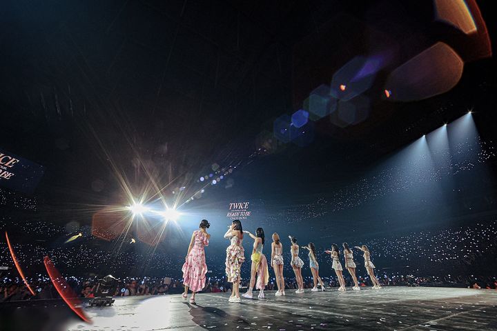 [서울=뉴시스] 트와이스가 다섯 번째 월드투어 라스베이거스 공연에서 퍼포먼스를 선보이고 있다. (사진 = JYP엔터테인먼트 제공) 2024.03.18. photo@newsis.com *재판매 및 DB 금지