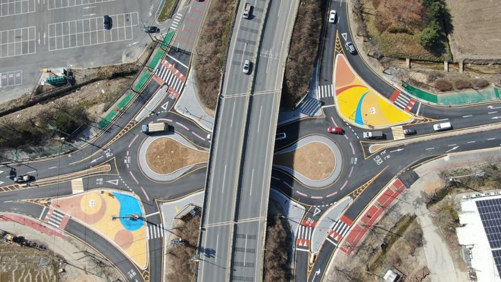 [논산=뉴시스]논산시 지산동 공운교 일대에 쌍구형 회전교차로가 조성됐다. (사진=논산시 제공) 2024. 03. 18&nbsp; *재판매 및 DB 금지