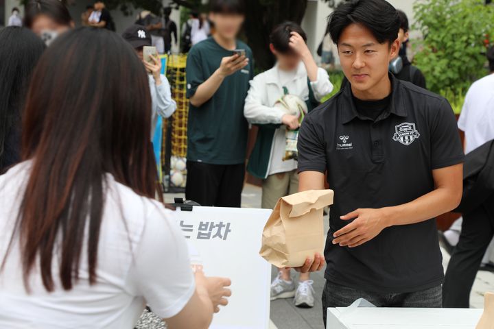 [수원=뉴시스] 프로축구 K리그1 수원FC 소속 이승우 선수가 지난해 6월 8일 아주대학교에서 열린 '청년들 힘내세요'에서 배식 봉사활동을 하고 있다. (사진=수원지자원봉사센터 제공) 2024.03.18. photo@newsis.com *재판매 및 DB 금지