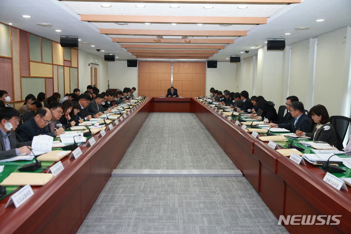 [완주=뉴시스] 유희태 전북 완주군수는 18일 확대간부회의를 통해 군정 100대 중점사업을 속도감 있게 추진하라고 지시했다. 2024.03.18 (사진= 완주군 제공) *재판매 및 DB 금지