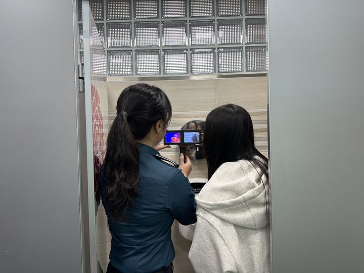 대전 대덕경찰서가 2024년 3월 18일 관내 중·고등학교 2개 학교에서 신학기를 맞아 불법 촬영 예방 및 근절을 위해 학교 관계자와 협업해 탐지 장비를 이용한 화장실 합동점검을 실시했다.(사진=대전경찰청 제공) **기사 내용과 관련 없습니다** *재판매 및 DB 금지