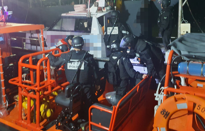 [목포=뉴시스] 목포해양경찰서는 밀항단속법 위반 혐의로 30대 A씨와 밀항 알선책 60대 B씨,선장 40대 C씨를 붙잡아 조사 중이라고 18일 밝혔다. (사진 = 목포해경 제공) 2024.03.18. photo@newsis.com *재판매 및 DB 금지