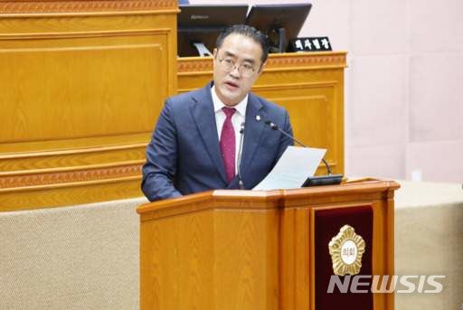 [안양=뉴시스] 강익수 안양시 의회 시 의원이 안양교도소 이전과 관련해 시정질문을 하고 있다.(사진= 시의회 유튜브 화면 캡처).