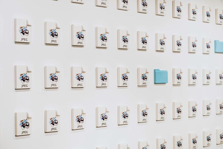 알란 벨처<바탕화면>, 2024, 한국에서 제작한 자기, 493x198cm. 포도뮤지엄 커미션으로 제작 *재판매 및 DB 금지