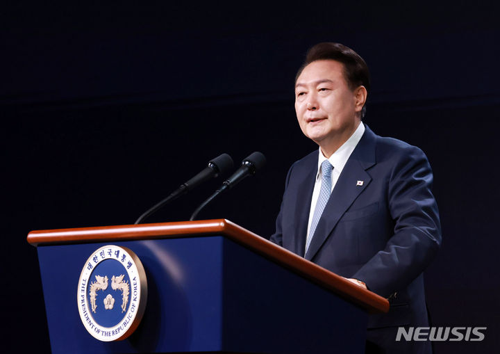 [서울=뉴시스] 전신 기자 = 윤석열 대통령이 18일 서울 중구 신라호텔에서 열린 제3차 민주주의 정상회의 장관급 회의 개회식에서 환영사를 하고 있다. (대통령실통신사진기자단) 2024.03.18. photo1006@newsis.com