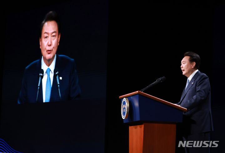 [서울=뉴시스] 전신 기자 = 윤석열 대통령이 18일 서울 중구 신라호텔에서 열린 제3차 민주주의 정상회의 장관급 회의 개회식에서 환영사를 하고 있다. (대통령실통신사진기자단) 2024.03.18. photo1006@newsis.com