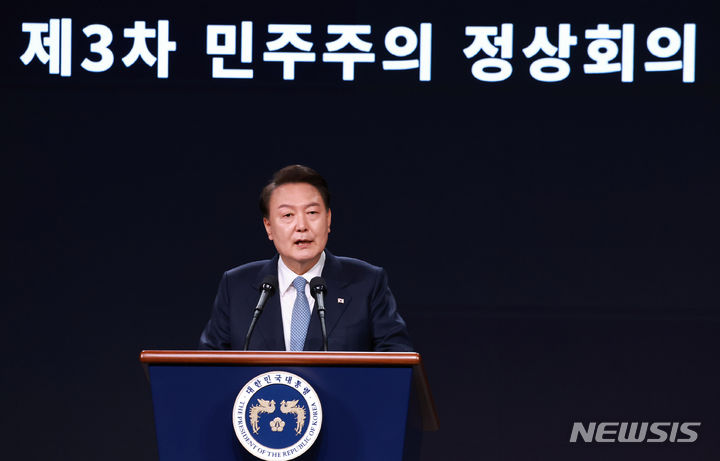 [서울=뉴시스] 전신 기자 = 윤석열 대통령이 18일 서울 중구 신라호텔에서 열린 제3차 민주주의 정상회의 장관급 회의 개회식에서 환영사를 하고 있다. (대통령실통신사진기자단) 2024.03.18. photo1006@newsis.com