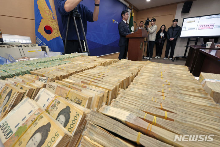 [서울=뉴시스] 조성우 기자 = 성동경찰서 수사과장이 서울 성동구 성동경찰서에서 주식·가상자산 투자 리딩방, 로맨스 스캠 등 신종 사기를 통해 편취한 자금 90억원 상당을 세탁한 일당 검거 관련 브리핑을 하고 있다. 2024.03.18. xconfind@newsis.com *사진은 본문과 직접 관련 없음