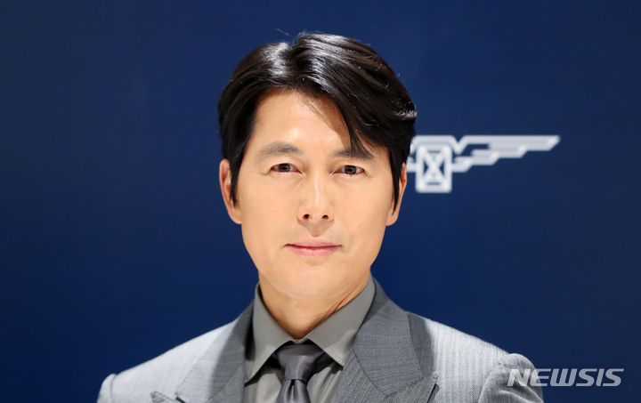 [서울=뉴시스] 김혜진 기자 = 배우 정우성이 18일 오전 서울 송파구 롯데백화점 잠실에서 열린 스위스 럭셔리 워치 브랜드 '론진' 부티크 오픈 행사에서 포즈를 취하고 있다. 2024.03.18. jini@newsis.com