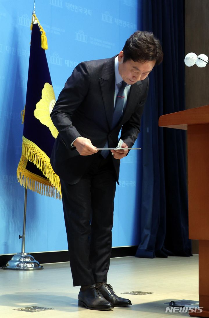 [서울=뉴시스] 조성봉 기자= '막말 논란' 으로 더불어민주당 공천관리위원회에서 공천 배제된 정봉주 전 의원이 18일 오전 서울 여의도 국회 소통관에서 열린 입장 발표 기자회견을 마치고 고개숙여 인사하고 있다. 2024.03.18. suncho21@newsis.com