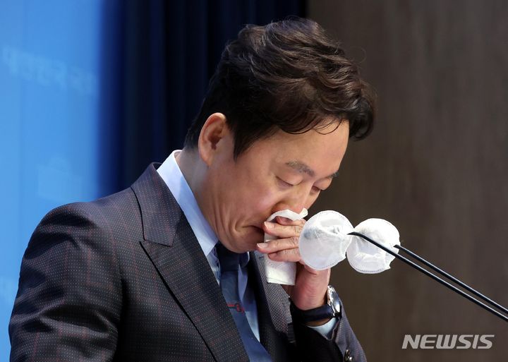 서울=뉴시스] 조성봉 기자= '막말 논란' 으로 더불어민주당 공천관리위원회에서 공천 배제된 정봉주 전 의원이 18일 오전 서울 여의도 국회 소통관에서 열린 입장 발표 기자회견에서 눈물을 훔치고 있다. 2024.03.18. suncho21@newsis.com