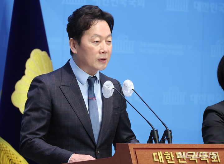 서울=뉴시스] 조성봉 기자= '막말 논란' 으로 더불어민주당 공천관리위원회에서 공천 배제된 정봉주 전 의원이 18일 오전 서울 여의도 국회 소통관에서 입장 발표 기자회견을 하고 있다. 2024.03.18. suncho21@newsis.com