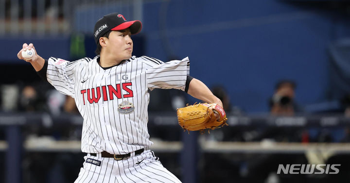 [서울=뉴시스] 김선웅 기자 = 18일 서울 구로구 고척스카이돔에서 열린 MLB 서울시리즈 샌디에이고 파드리스와 LG 트윈스의 연습경기에서  LG 선발투수 임찬규가 역투하고 있다. 2024.03.18. mangusta@newsis.com