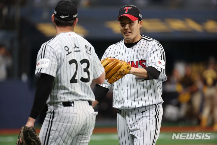 [서울=뉴시스] 김선웅 기자 = 18일 서울 구로구 고척스카이돔에서 열린 MLB 서울시리즈 샌디에이고 파드리스와 LG 트윈스의 연습경기, 1회초 삼자범퇴로 이닝을 마친 임찬규가 오스틴과 인사를 나누고 있다. (공동취재) 2024.03.18. photo@newsis.com