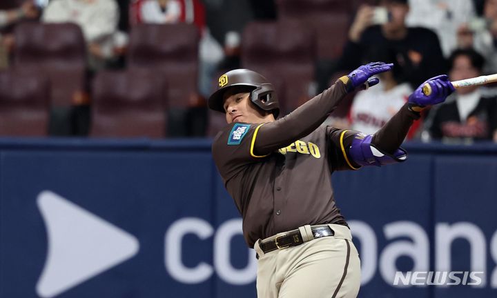 [서울=뉴시스] 김선웅 기자 = 18일 서울 구로구 고척스카이돔에서 열린 MLB 서울시리즈 샌디에이고 파드리스와 LG 트윈스의 연습경기, 샌디에이고 매니 마차도가 2루타를 치고 있다. 2024.03.18. mangusta@newsis.com