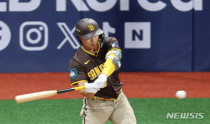 [서울=뉴시스] 김선웅 기자 = 18일 서울 구로구 고척스카이돔에서 열린 MLB 서울시리즈 샌디에이고 파드리스와 LG 트윈스의 연습경기, 2회초 무사 2루에서 샌디에이고 김하성이 홈런을 날리고 있다. (공동취재) 2024.03.18. photo@newsis.com