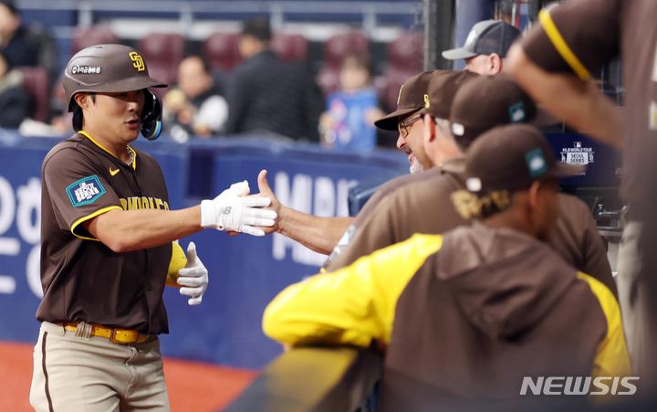 [서울=뉴시스] 김선웅 기자 = 18일 서울 구로구 고척스카이돔에서 열린 MLB 서울시리즈 샌디에이고 파드리스와 LG 트윈스의 연습경기, 샌디에이고 김하성이 투런 홈런을 날린 뒤 홈인하며 동료들과 기뻐하고 있다. 2024.03.18. mangusta@newsis.com