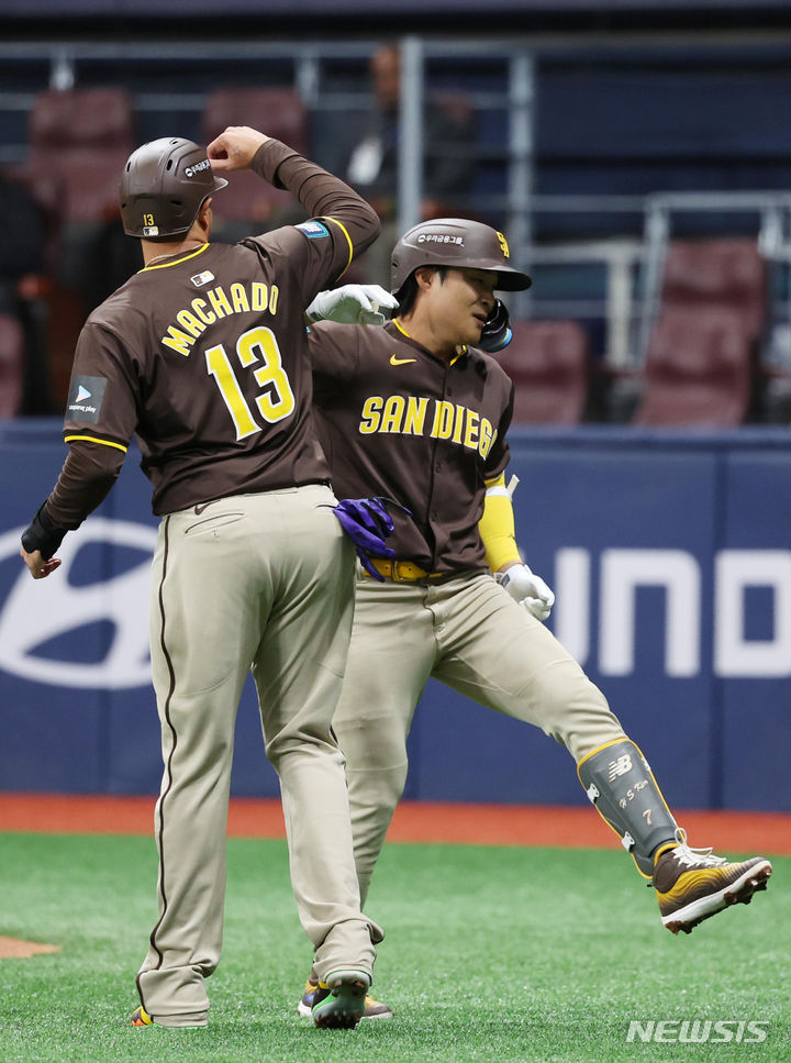 [서울=뉴시스] 김선웅 기자 = 18일 서울 구로구 고척스카이돔에서 열린 MLB 서울시리즈 샌디에이고 파드리스와 LG 트윈스의 연습경기, 샌디에이고 김하성이 투런 홈런을 날린 뒤 매니 마차도와 기뻐하고 있다. 2024.03.18. mangusta@newsis.com