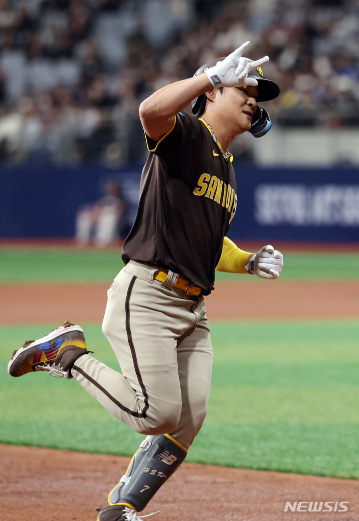 [서울=뉴시스] 김선웅 기자 = 18일 서울 구로구 고척스카이돔에서 열린 MLB 서울시리즈 샌디에이고 파드리스와 LG 트윈스의 연습경기, 샌디에이고 김하성이 투런 홈런을 날린 뒤 홈인하고 있다. 2024.03.18. mangusta@newsis.com