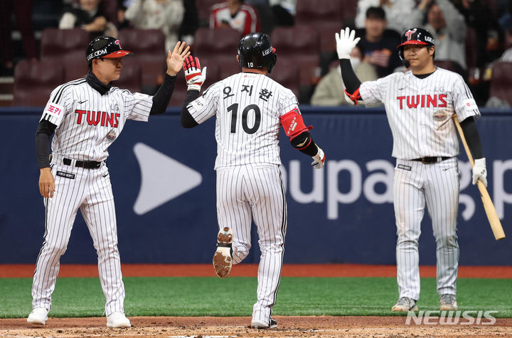 [서울=뉴시스] 김선웅 기자 = 18일 서울 구로구 고척스카이돔에서 열린 MLB 서울시리즈 샌디에이고 파드리스와 LG 트윈스의 연습경기, LG 오지환이 솔로 홈런을 날린 뒤 홈인하며 동료들과 기뻐하고 있다. 2024.03.18. mangusta@newsis.com