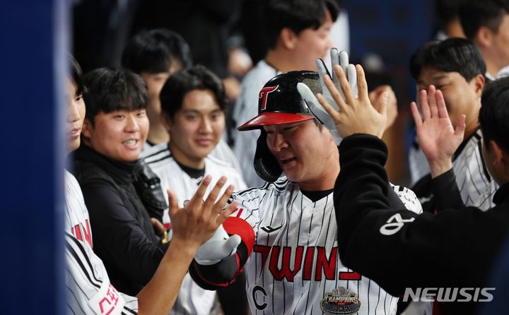 [서울=뉴시스] 김선웅 기자 = 18일 서울 구로구 고척스카이돔에서 열린 MLB 서울시리즈 샌디에이고 파드리스와 LG 트윈스의 연습경기, 2회말 1사 주자 없는 상황에서 LG 오지환 솔로 홈런을 친 뒤 홈인해 동료들과 기뻐하고 있다. (공동취재) 2024.03.18. photo@newsis.com