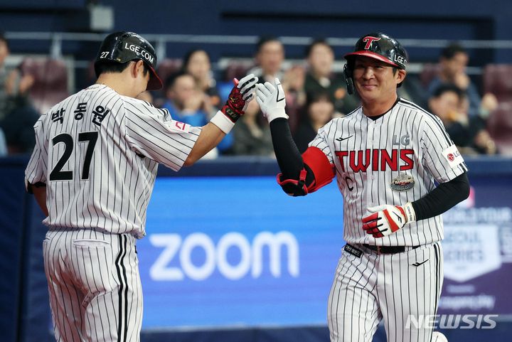 [서울=뉴시스] 김선웅 기자 = 18일 서울 구로구 고척스카이돔에서 열린 MLB 서울시리즈 샌디에이고 파드리스와 LG 트윈스의 연습경기, 2회말 1사 주자 없는 상황에서 LG 오지환 솔로 홈런을 친 뒤 홈인하고 있다. (공동취재) 2024.03.18. photo@newsis.com