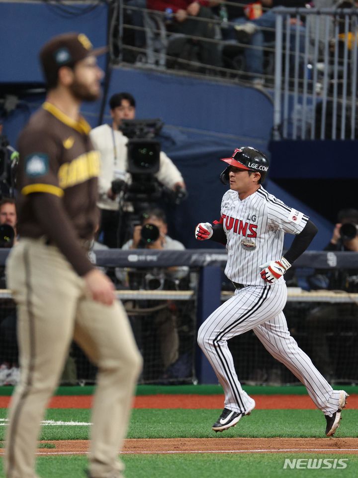 [서울=뉴시스] 김선웅 기자 = 18일 서울 구로구 고척스카이돔에서 열린 MLB 서울시리즈 샌디에이고 파드리스와 LG 트윈스의 연습경기, 2회말 1사 주자 없는 상황에서 LG 오지환 솔로 홈런을 친 뒤 홈인하고 있다. (공동취재) 2024.03.18. photo@newsis.com